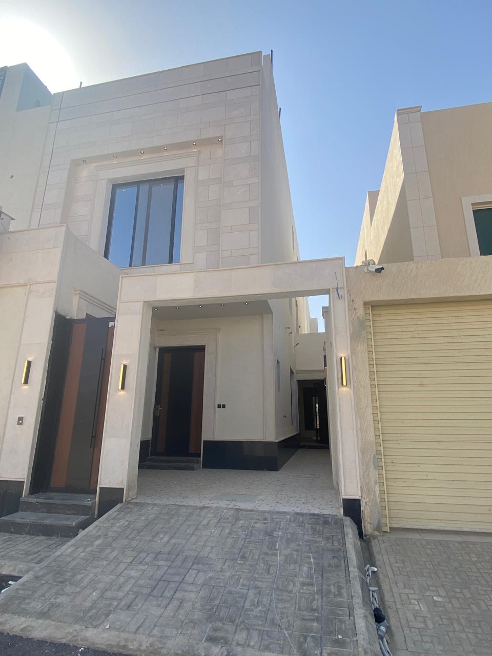للبيع دور أرضي فاخر في حي الرمال – تصميم أنيق وموقع مثالي